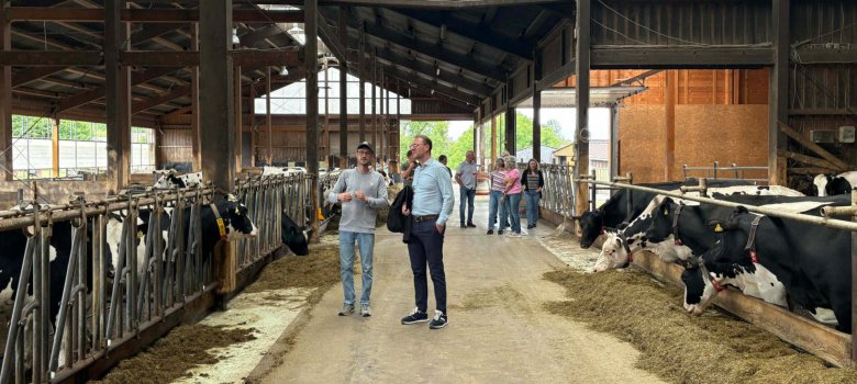 Landrat Dr. Jens Mischak (Mitte) ließ sich von Familie Semmler ihren Hof und die fast 400 Tiere zeigen.