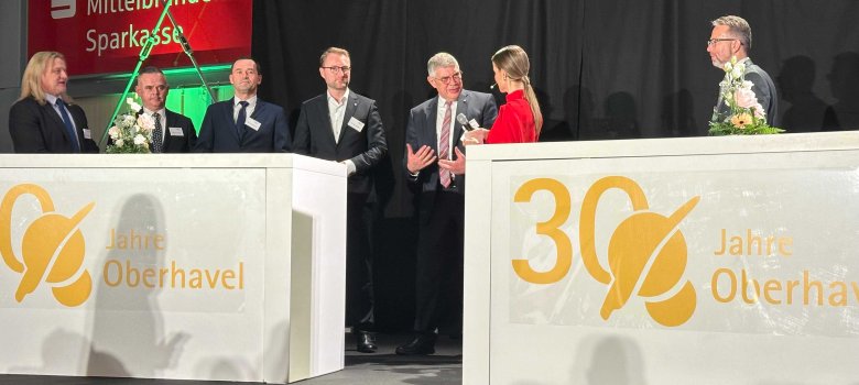 Moderatorin Charlotte Würdig im Gespräch mit Landrat Manfred Görig und Dr. Jens Mischak. Rechts im Bild der Oranienburger Landrat Alexander Tönnies, links die Gäste aus den polnischen Partnerkreisen samt Dolmetscher.