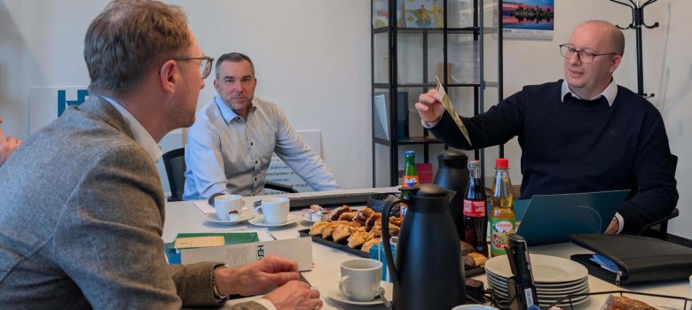 HERA-Geschäftsführer Vonderheid (von rechts) erläutert gemeinsam mit Verkaufsleiter Lehmer die vielen Vorteile der Papierverpackungen.