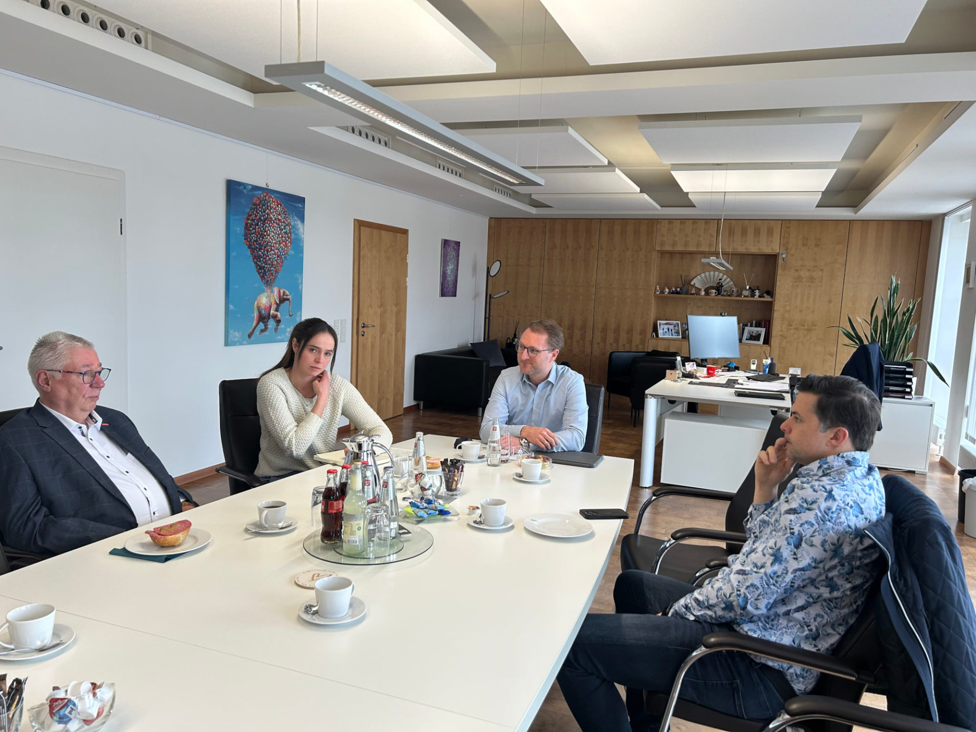 Landrat Dr. Jens Mischak und Kathrin Janisch von der Wirtschaftsförderung des Kreises im Gespräch mit Kreishandwerksmeister Edwin Giese (links) und Torsten Schneider (rechts), dem Vorsitzenden des IHK-Regionalausschusses. Sie sitzen an einem Konferenztisch und sind im Gespräch