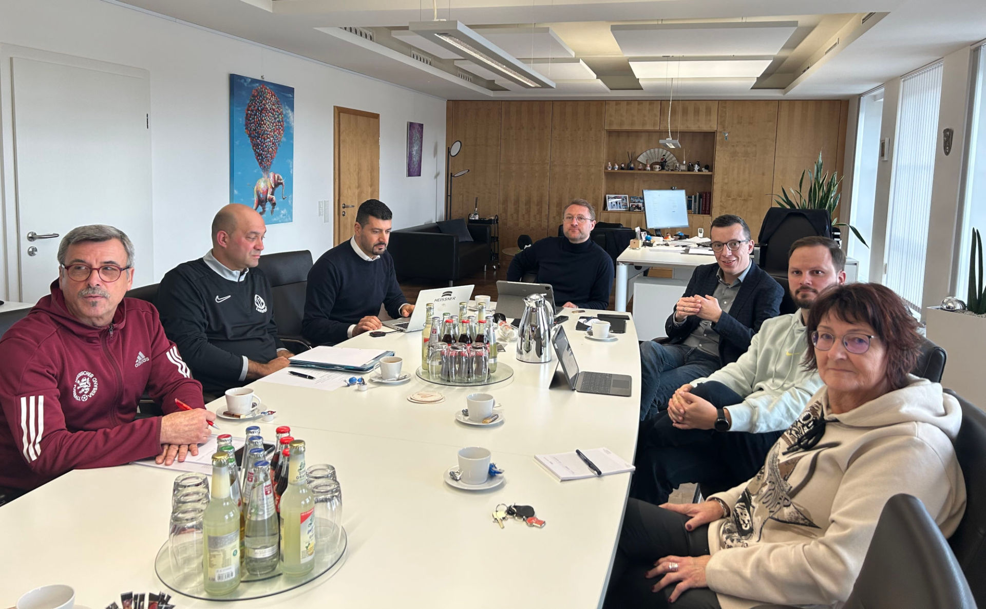 Günter Stiebig, Vereinsberater beim hessischen Fußballverband, sowie Celal Gezici und Yilmaz Akkus vom VfL Lauterbach heben im Gespräch mit Landrat Dr. Jens Mischak und Erstem Kreisbeigeordnetem Patrick Krug (von links) die Vorteile eines Kunstrasenplatzes hervor. Auch Bewegungskoordinator Dominic Günther und Anke Koch (Sportförderung) nehmen an der Besprechung teil. 