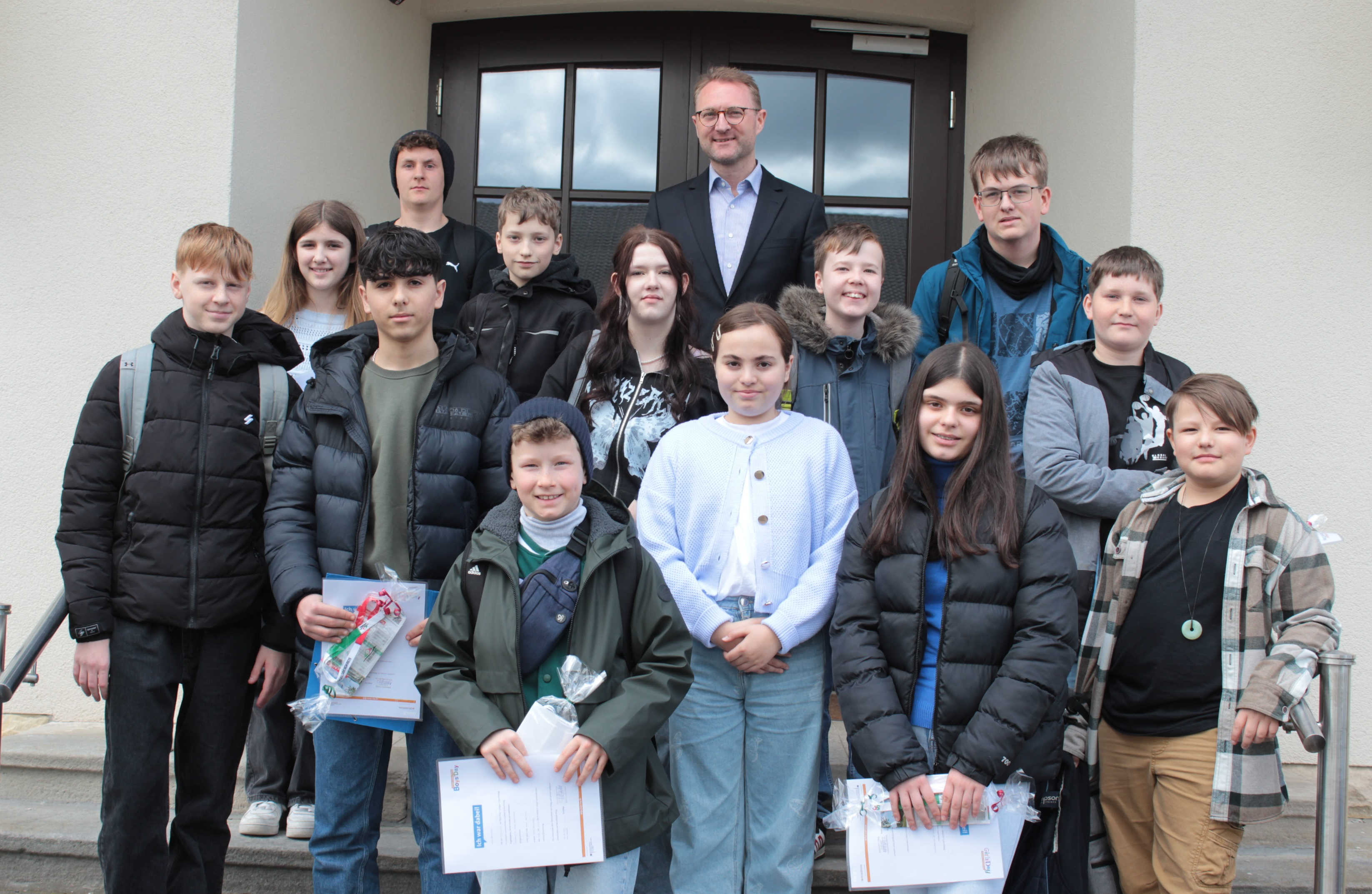 Abschlussbild vor dem alten Haupteingang: Dr. Jens Mischak gemeinsam mit den Schülerinnen und Schülern, die am Girls' and Boys' Day die Kreisverwaltung besuchten. 