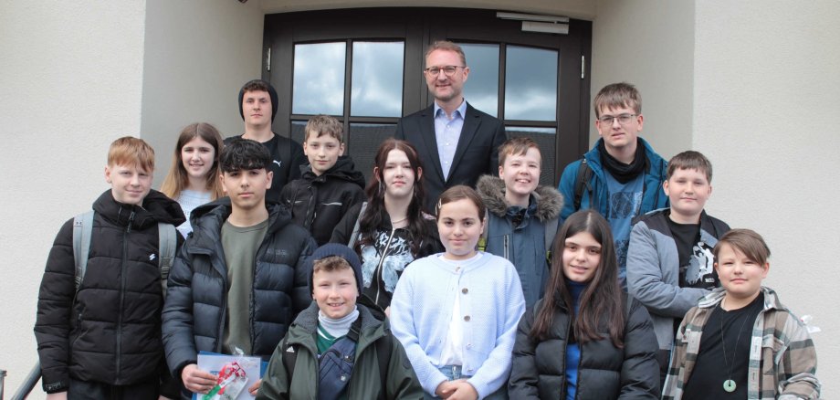 Abschlussbild vor dem alten Haupteingang: Dr. Jens Mischak gemeinsam mit den Schülerinnen und Schülern, die am Girls' and Boys' Day die Kreisverwaltung besuchten. 