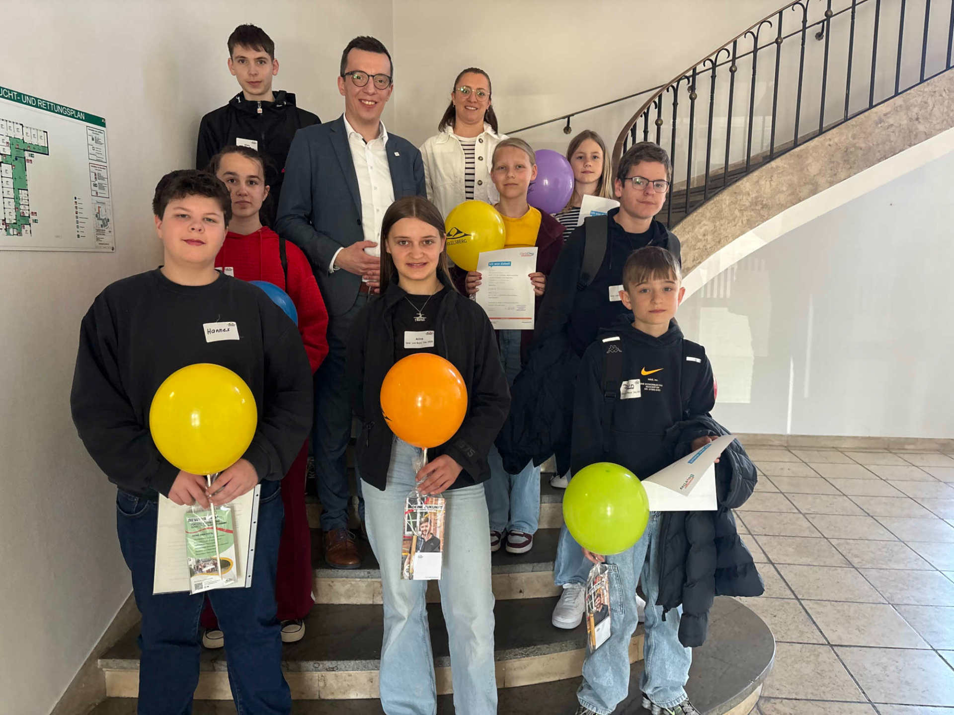 Spannender Blick hinter die Kulissen: Der Erste Kreisbeigeordnete Patrick Krug (Mitte) und Julia Knodt (hinten) vom Personalservice gemeinsam mit einigen der Teilnehmerinnen und Teilnehmer am Girls‘ und Boys‘-Day beim Vogelsbergkreis. 