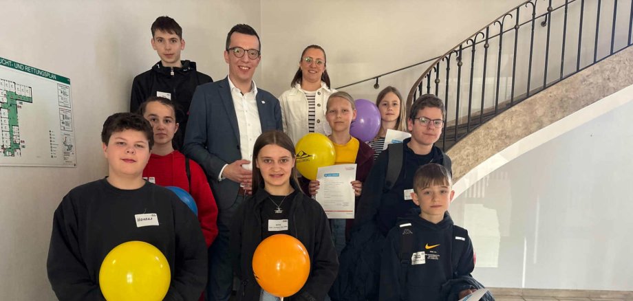 Spannender Blick hinter die Kulissen: Der Erste Kreisbeigeordnete Patrick Krug (Mitte) und Julia Knodt (hinten) vom Personalservice gemeinsam mit einigen der Teilnehmerinnen und Teilnehmer am Girls‘ und Boys‘-Day beim Vogelsbergkreis. 