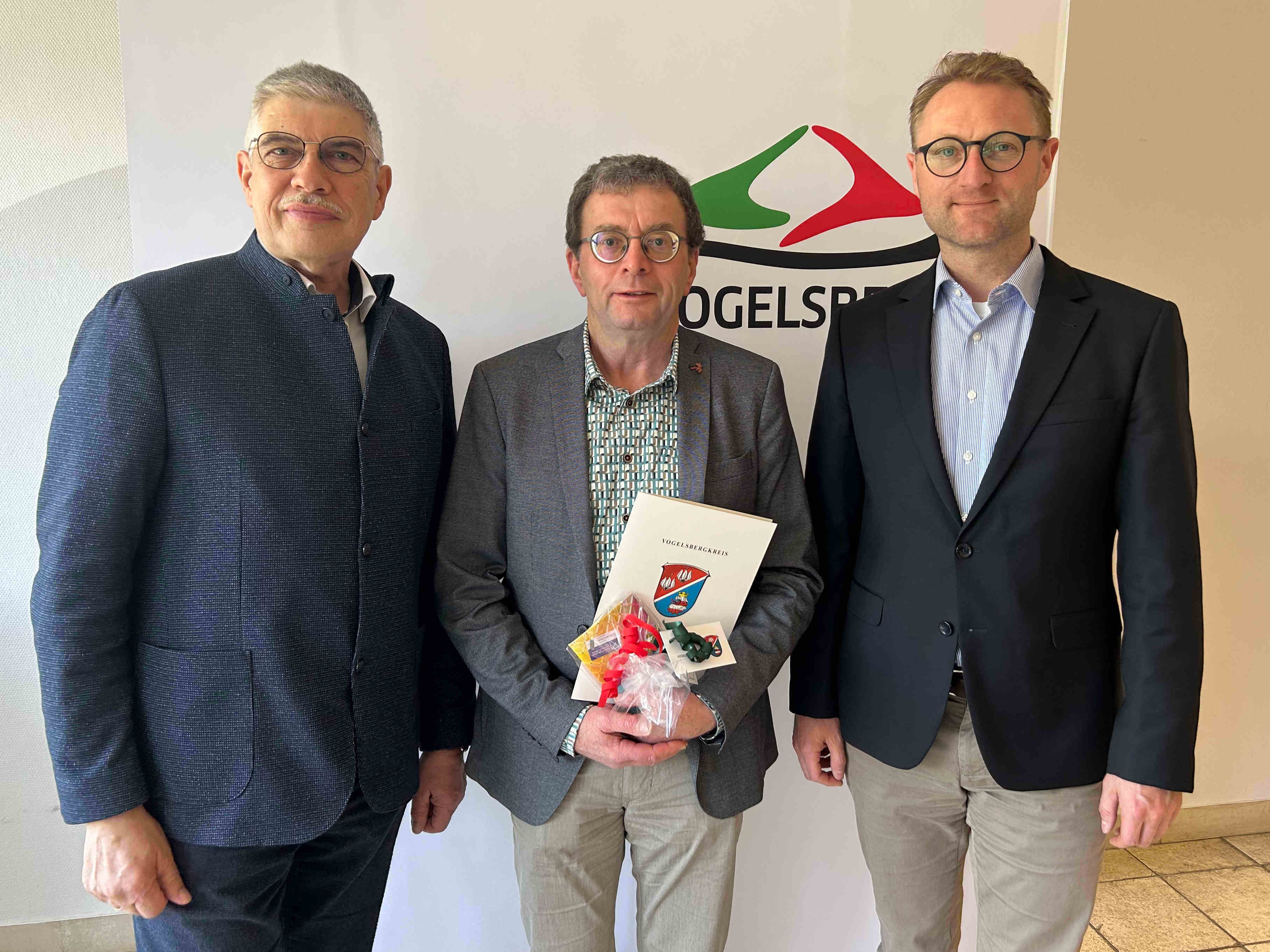 Landrat Görig (links) und Erster Kreisbeigeordneter Dr. Mischak (rechts)  wünschen Karl-Heinz Schäfer alles Gute für den Ruhestand