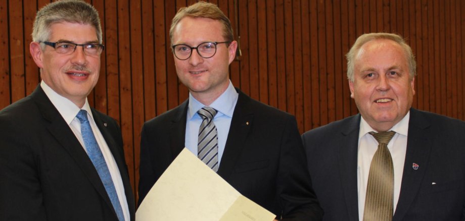 Es ist Freitag, 8. Juli 2016, 17.22 Uhr, als Dr. Jens Mischak (Mitte) in der Ulrichsteiner Sporthalle gemeinsam mit dem damaligen Landrat Manfred Görig (links) und Kreistagsvorsitzendem Dr. Hans Heuser zum Ersten Kreisbeigeordneten ernannt wird.