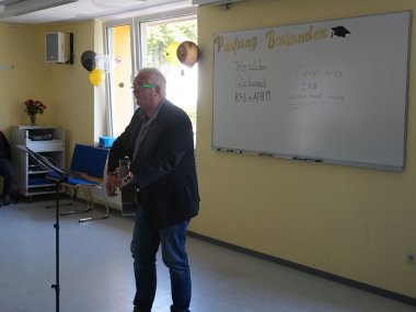 Der stellvertretende Schulleiter Andreas Goldbach bei seinen musikalischen Grüßen für die Nachwuchsfachkräfte.