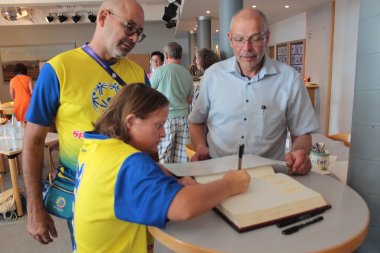 Eine Sportlerin aus Curacao trägt sich ins Goldene Buch der Stadt Herbstein ein.