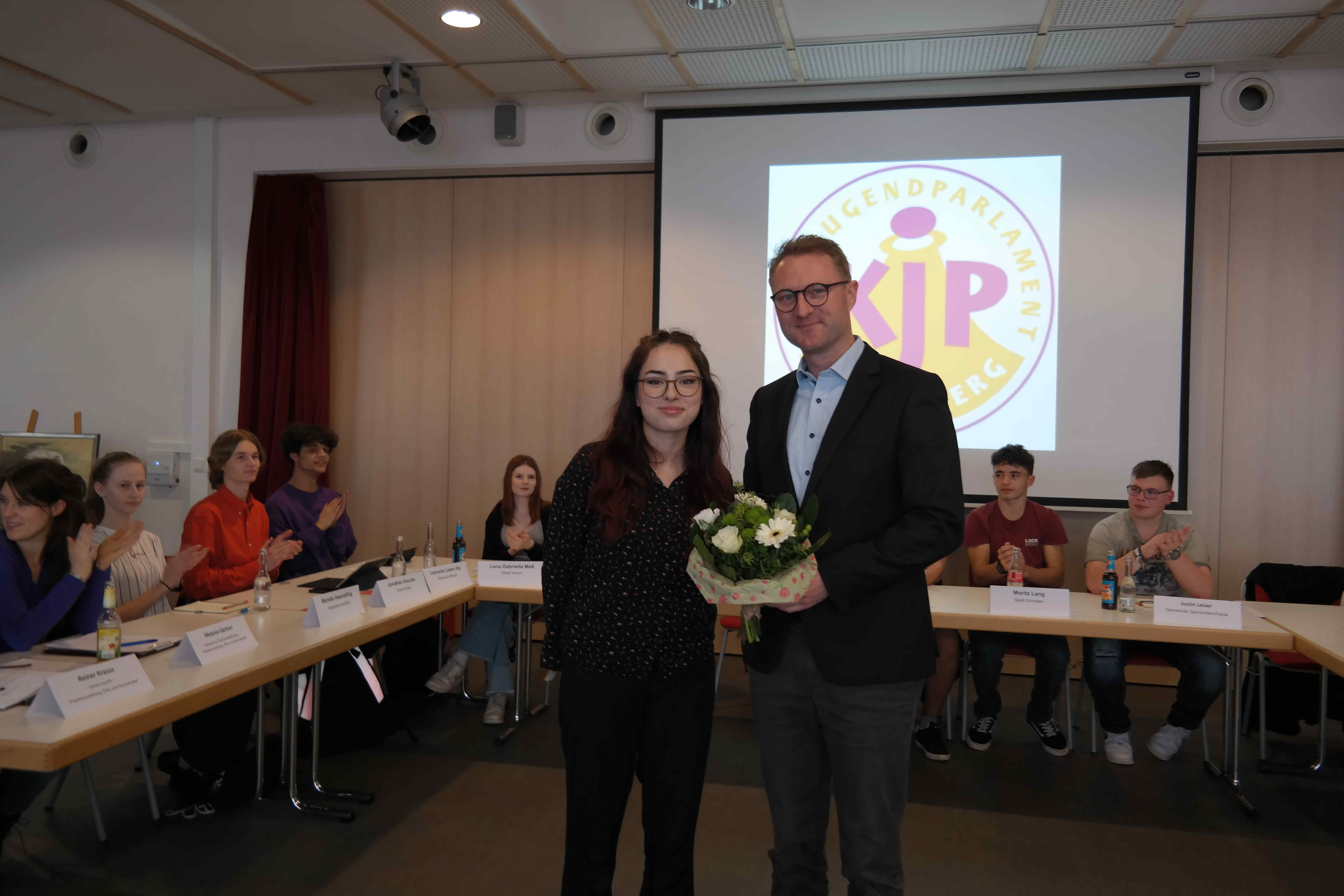 Johanna Faubel gratuliert Dr. Jens Mischak, der in der vergangenen Woche in sein Amt als neuer Landrat des Vogelsbergkreises eingeführt worden war, mit einem Blumenstrauß.