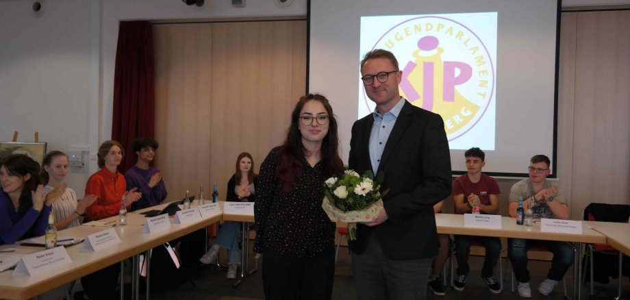 Johanna Faubel gratuliert Dr. Jens Mischak, der in der vergangenen Woche in sein Amt als neuer Landrat des Vogelsbergkreises eingeführt worden war, mit einem Blumenstrauß.