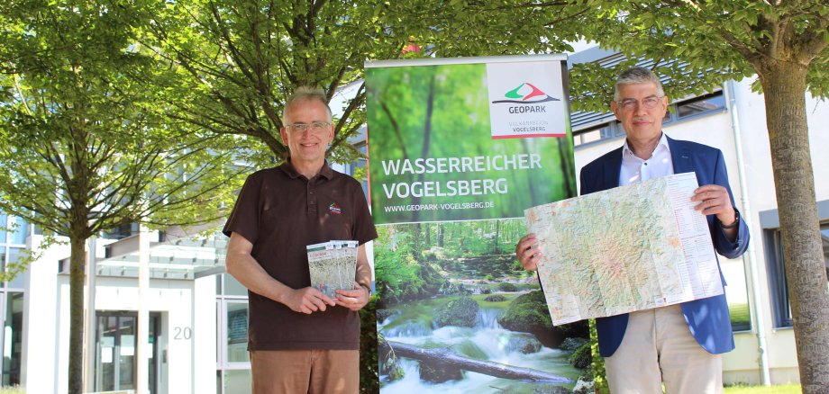 Hartmut Greb und Landrat Manfred Görig präsentieren die neue Geopark-Karte