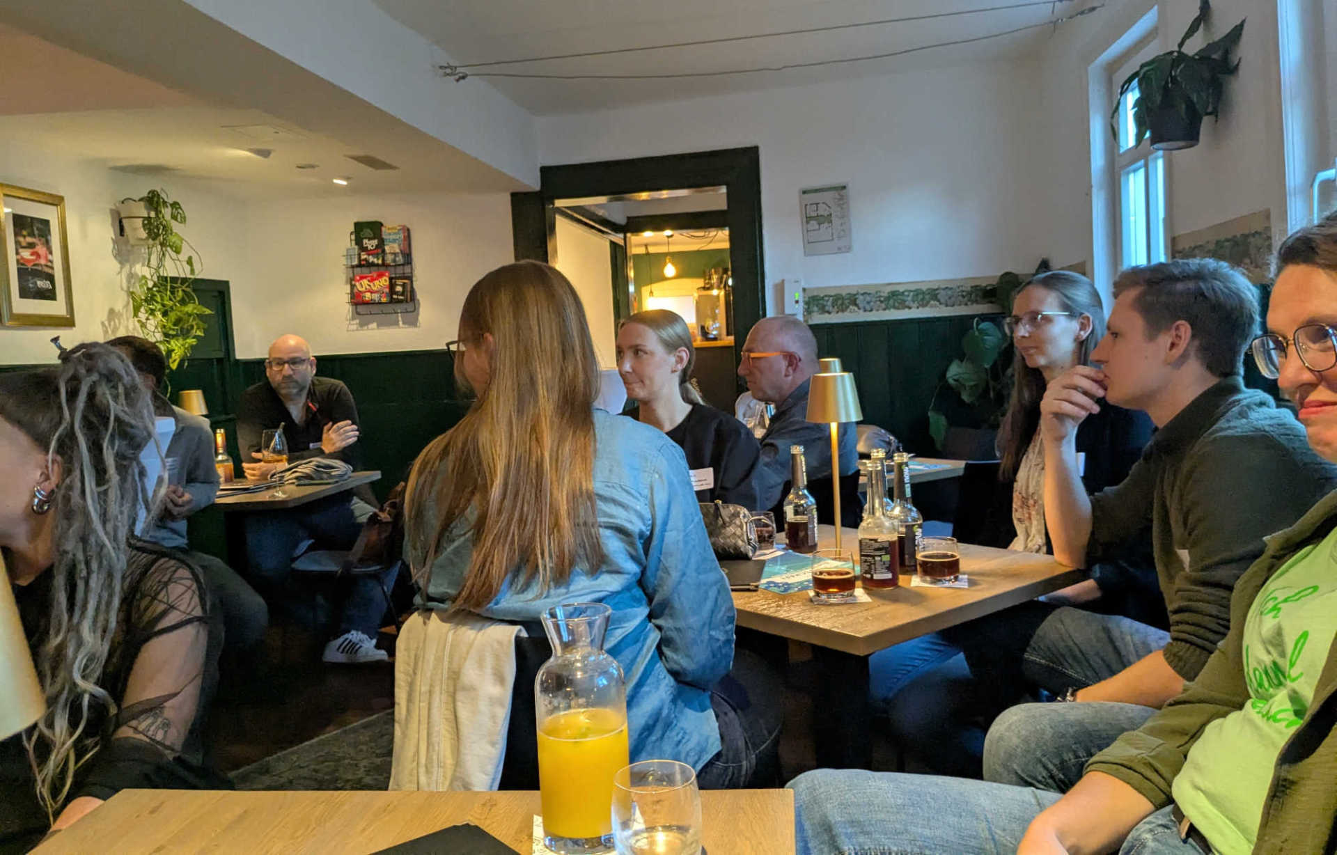 Großes Interesse: Beim ersten Gründerstammtisch, zu dem die Wirtschaftsförderung des Vogelsbergkreises eingeladen hatte, tauschten sich Unternehmer aus den verschiedensten Branchen aus.