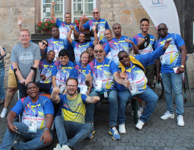 Gruppenbild der Delegation aus Curacao in ihren blau-gelben Trikots.
