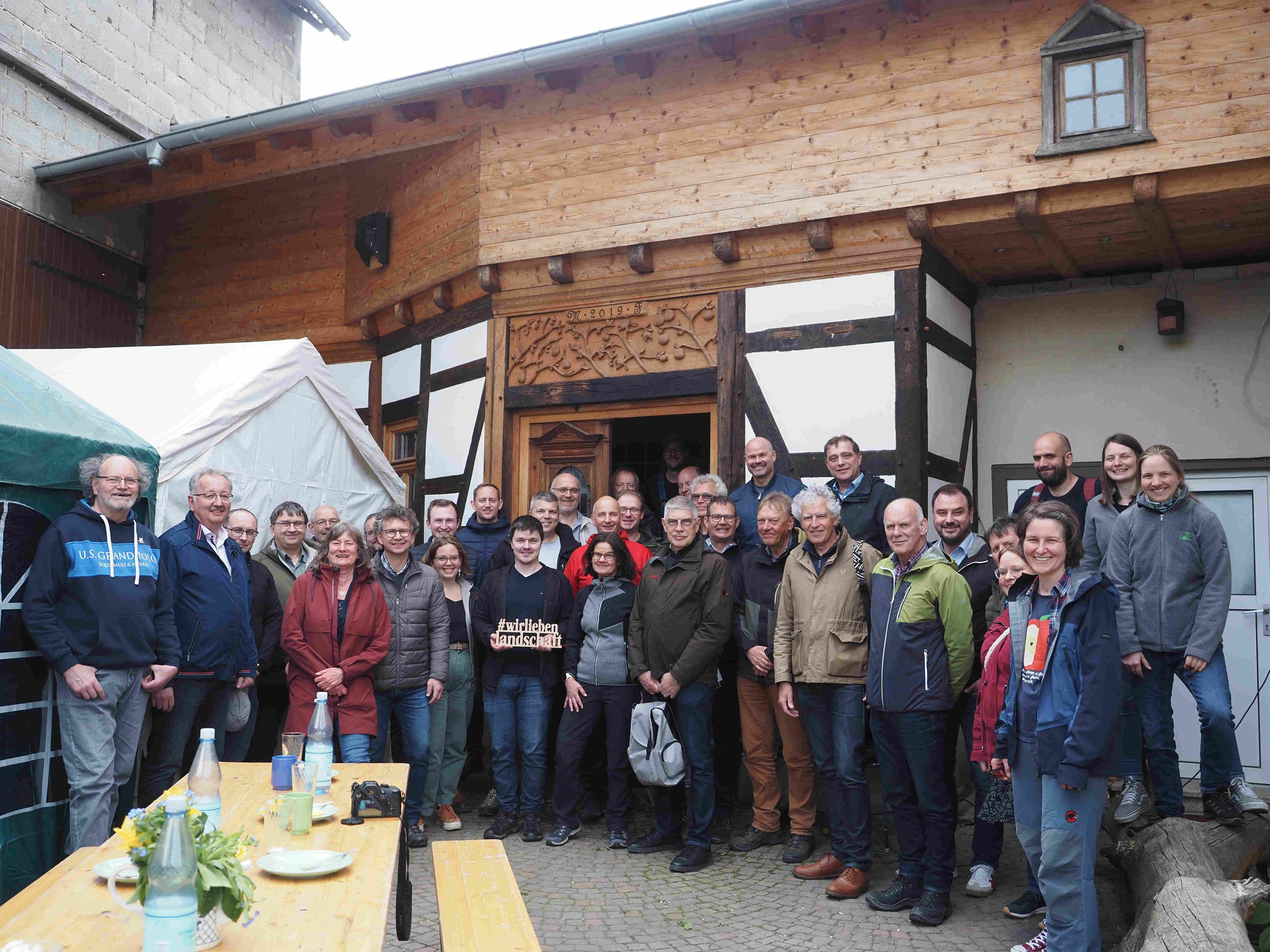 Gruppenbild zum Abschluss: Vertreterinnen und Vertreter aus dem Kreis waren auf Einladung des Vereins Natur- und Lebensraum Vogelsberg im Rheingau-Taunus-Kreis. Bürgermeisterinnen und Bürgermeister sowie der Vereinsvorstand mitsamt Vertretern des Bauernverbandes und der Naturschutzverbände informierten sich gemeinsam mit Landrat Manfred Görig über den dortigen Landschaftspflegeverband.