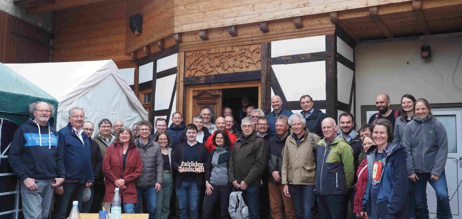 Gruppenbild zum Abschluss: Vertreterinnen und Vertreter aus dem Kreis waren auf Einladung des Vereins Natur- und Lebensraum Vogelsberg im Rheingau-Taunus-Kreis. Bürgermeisterinnen und Bürgermeister sowie der Vereinsvorstand mitsamt Vertretern des Bauernverbandes und der Naturschutzverbände informierten sich gemeinsam mit Landrat Manfred Görig über den dortigen Landschaftspflegeverband.