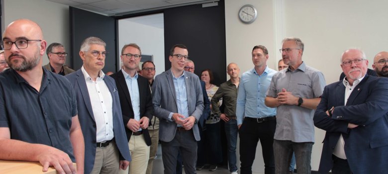 Schulleiter Holger Arnold und Thomas Jerwin (rechts) führen die Ehrengäste durch die neuen Räume.