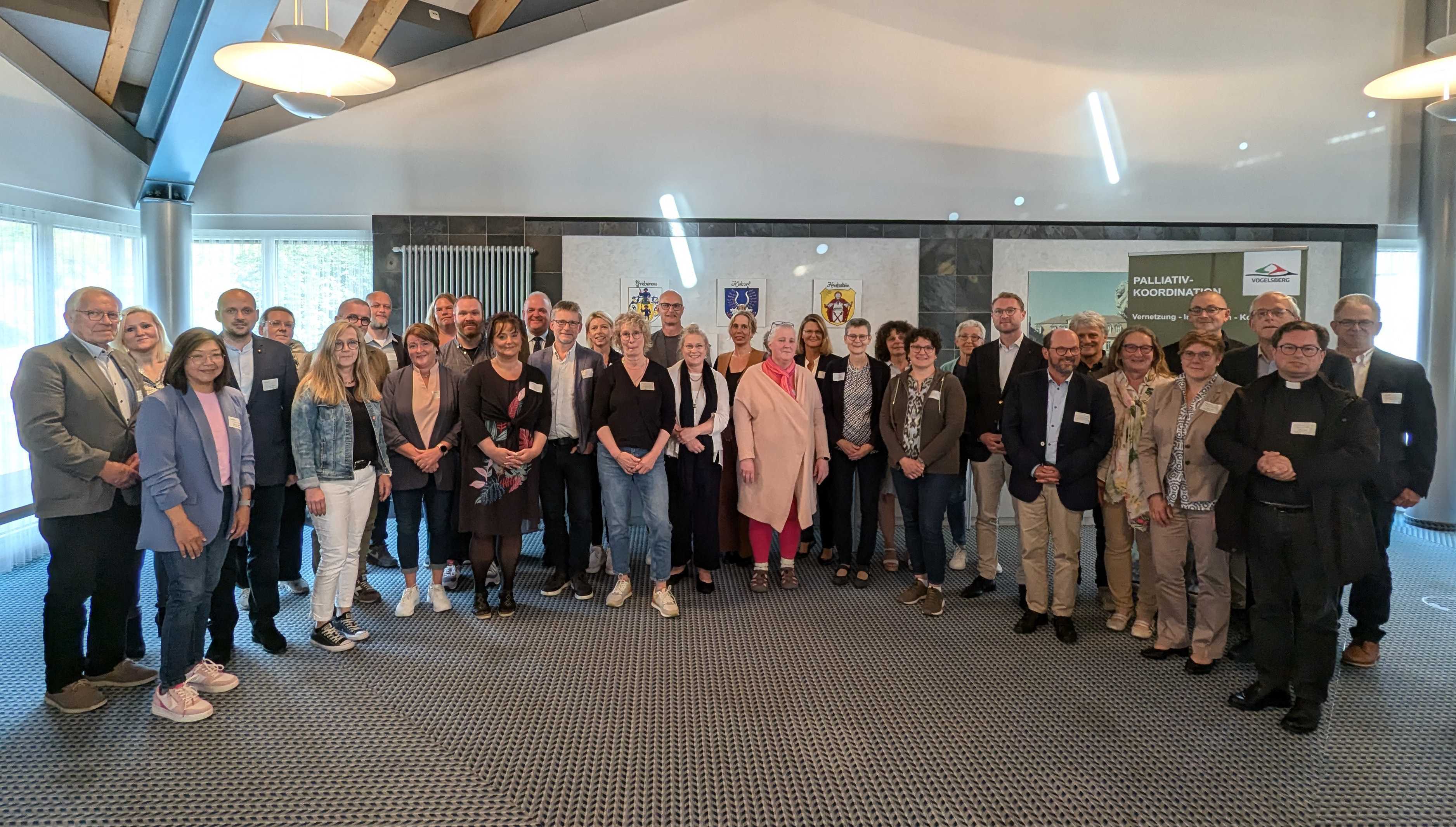 Gruppenbild des neuen Hospiz- und Palliativnetzwerks Vogelsberg in der Aula der Sparkasse Oberhessen. 