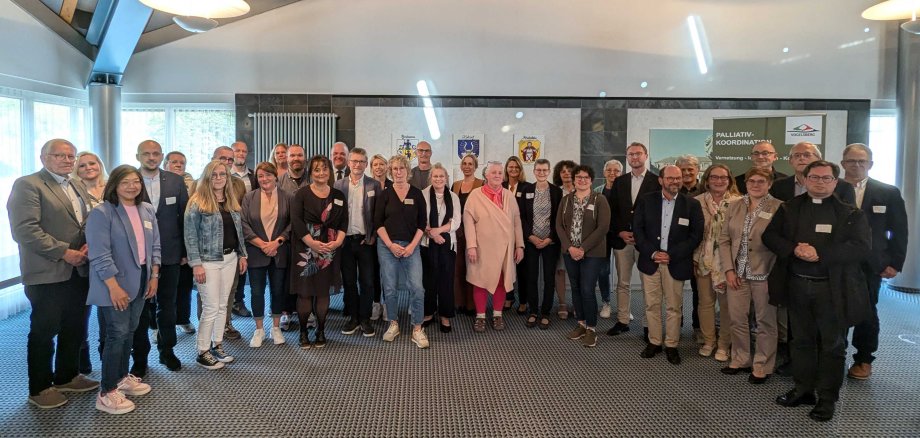 Gruppenbild des neuen Hospiz- und Palliativnetzwerks Vogelsberg in der Aula der Sparkasse Oberhessen. 