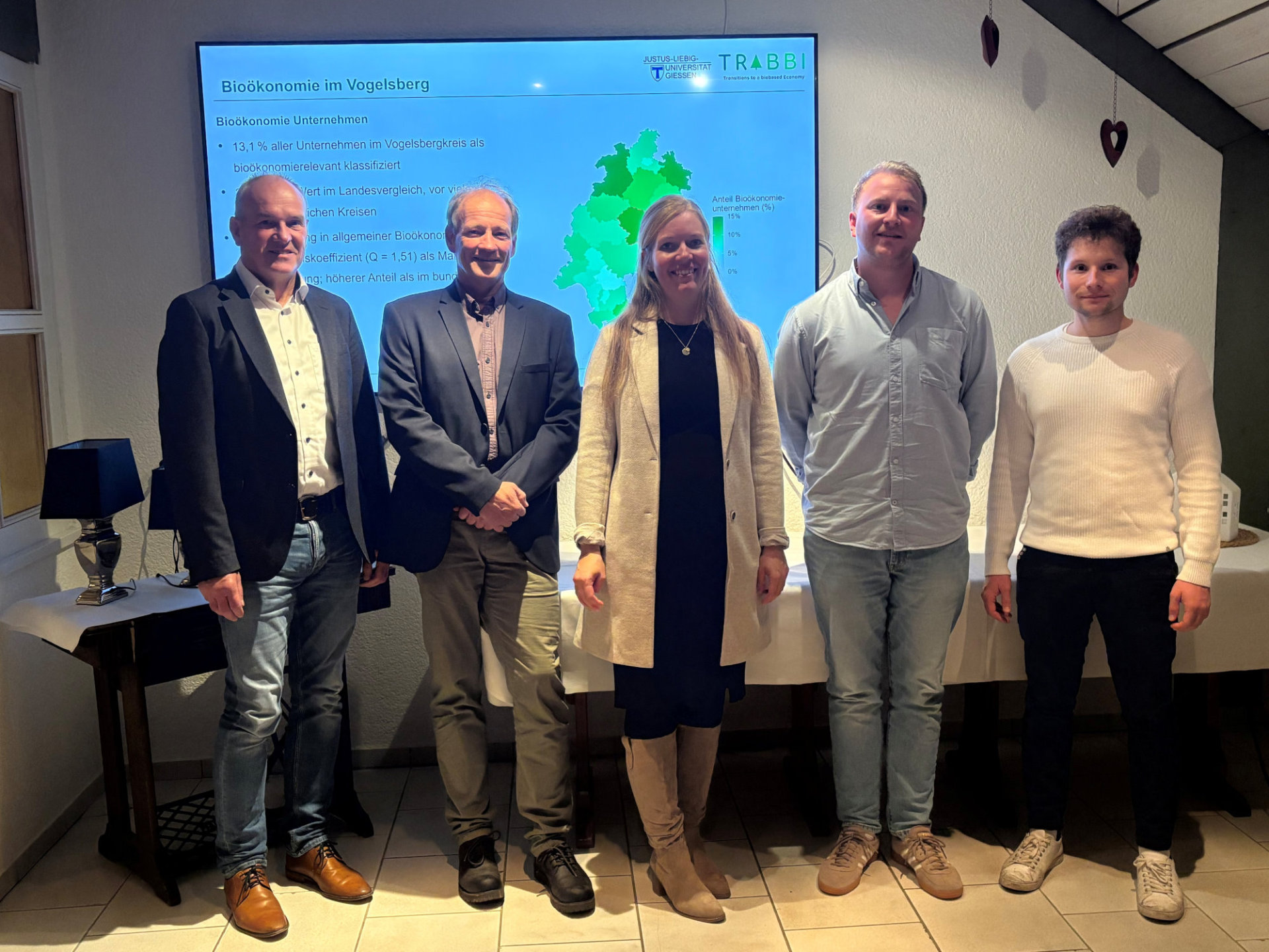 Edwin Schneider (von links), Beiratsvorsitzender des Vereins Region Vogelsberg, gemeinsam mit Referent Prof. Dr. Klaus Peter Ebke, Jennifer Berger vom LEADER Regionalmanagement, sowie Dr. Sebastian Losacker und Tim Becker von der Justus-Liebig-Universität Gießen im Rahmen der Bioökonomie-Veranstaltung in Maar.