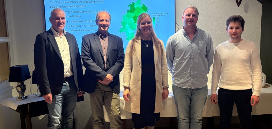 Edwin Schneider (von links), Beiratsvorsitzender des Vereins Region Vogelsberg, gemeinsam mit Referent Prof. Dr. Klaus Peter Ebke, Jennifer Berger vom LEADER Regionalmanagement, sowie Dr. Sebastian Losacker und Tim Becker von der Justus-Liebig-Universität Gießen im Rahmen der Bioökonomie-Veranstaltung in Maar.