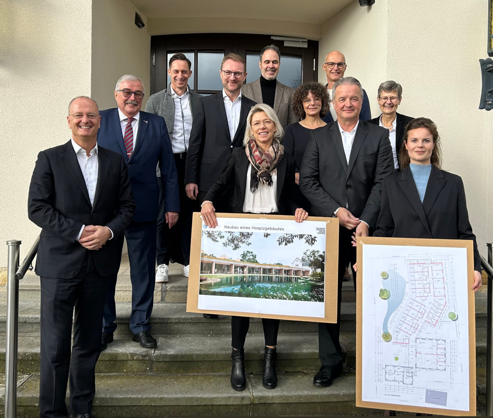 Im Vogelsberg kann ein stationäres Hospiz auf den Weg gebracht werden: Im Dienstzimmer von Landrat Dr. Jens Mischak unterzeichneten Investor Ralf Bohn (rechts) mit Ehefrau Tanja und Ulrich Bauch (links), Geschäftsführer der AWO-Hessen-Süd, den Mietvertrag für das „Haus Lichtermeer – Unser AWO-Hospiz im Vogelsberg“. 