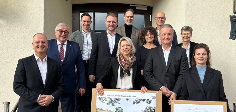 Im Vogelsberg kann ein stationäres Hospiz auf den Weg gebracht werden: Im Dienstzimmer von Landrat Dr. Jens Mischak unterzeichneten Investor Ralf Bohn (rechts) mit Ehefrau Tanja und Ulrich Bauch (links), Geschäftsführer der AWO-Hessen-Süd, den Mietvertrag für das „Haus Lichtermeer – Unser AWO-Hospiz im Vogelsberg“. 