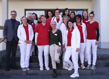 Ein Großteil des MVZ-Teams, eingerahmt von Geschäftsführer Ulf Werner und der ärztlichen Leitung Stephanie Darmstadt.