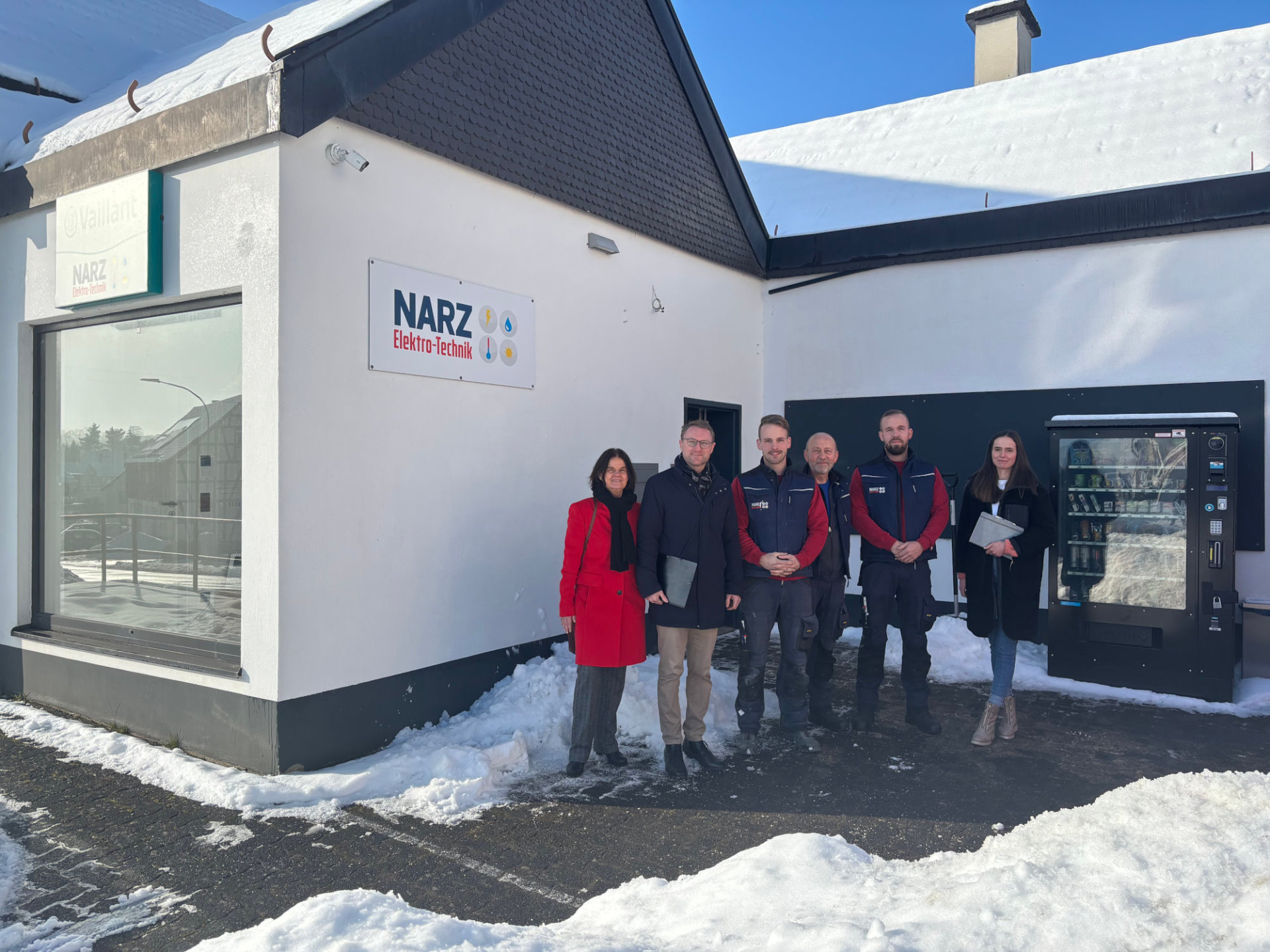 Zu Besuch bei Narz Elektro-Technik in Herbstein: Landrat und Wirtschaftsdezernent Dr. Jens Mischak (zweiter von links), wird gemeinsam mit Astrid Staubach (links), Bürgermeisterin der Stadt Herbstein, und Kathrin Janisch (von rechts), Wirtschaftsförderung des Vogelsbergkreises, von Moritz, Gerold und Malte Narz, allesamt Meister im Elektrotechniker-Handwerk sowie Geschäftsführer, am Standort an der Hessenstraße empfangen.