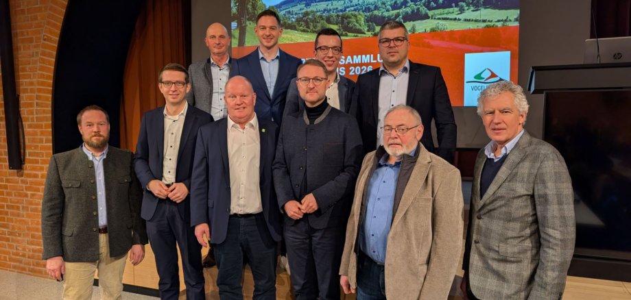 Im Austausch: Landrat und Landwirtschaftsdezernent Dr. Jens Mischak (vorne, dritter von rechts), gemeinsam mit Patrick Krug (hinten, zweiter von rechts), Erster Kreisbeigeordneter, Michael Ruhl (zweiter von links), Staatssekretär im Hessischen Ministerium für Landwirtschaft und Umwelt, Weinbau, Forsten, Jagd und Heimat, sowie Kreislandwirt Andreas Kornmann (hinten, von rechts), Landtagsabgeordneter Maximilian Ziegler, Volker Lein, Vizepräsident des Hessischen Bauernverbands sowie stellvertretender Kreislandwirt, und Karsten Schmal (dritter von links), Präsident des Hessischen Bauernverbandes, Lorenz Kock (von rechts), Leiter des Amts für Wirtschaft und den ländlichen Raum, Willy Kreuzer, Erster Stadtrat der Stadt Schlitz, Dr. Torsten Scheid, Leiter des Amts für Veterinärwesen und Verbraucherschutz, bei der Ortslandwirteversammlung in Schlitz.
