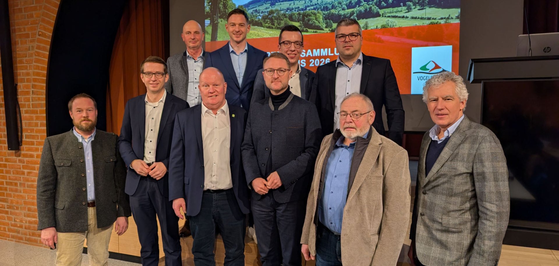 Im Austausch: Landrat und Landwirtschaftsdezernent Dr. Jens Mischak (vorne, dritter von rechts), gemeinsam mit Patrick Krug (hinten, zweiter von rechts), Erster Kreisbeigeordneter, Michael Ruhl (zweiter von links), Staatssekretär im Hessischen Ministerium für Landwirtschaft und Umwelt, Weinbau, Forsten, Jagd und Heimat, sowie Kreislandwirt Andreas Kornmann (hinten, von rechts), Landtagsabgeordneter Maximilian Ziegler, Volker Lein, Vizepräsident des Hessischen Bauernverbands sowie stellvertretender Kreislandwirt, und Karsten Schmal (dritter von links), Präsident des Hessischen Bauernverbandes, Lorenz Kock (von rechts), Leiter des Amts für Wirtschaft und den ländlichen Raum, Willy Kreuzer, Erster Stadtrat der Stadt Schlitz, Dr. Torsten Scheid, Leiter des Amts für Veterinärwesen und Verbraucherschutz, bei der Ortslandwirteversammlung in Schlitz.