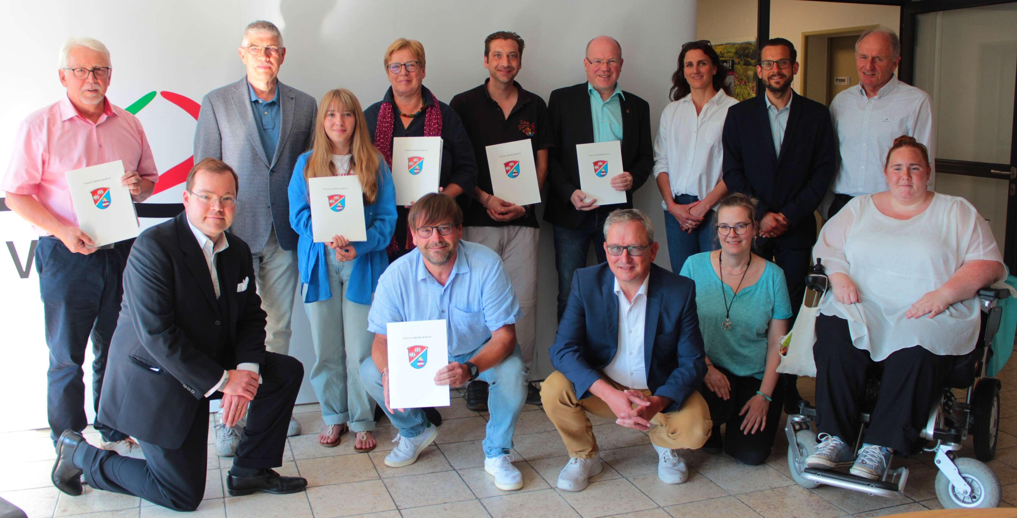 Die Preisträger mit Landrat Manfred Görig (hinten, Zweiter von links) Bernd Höhl (vorne Mitte) und Werner Köhler (hinten rechts) als Vertreter der Manteuffel-Stiftung sowie mit Ehrenamtskoordinator Simon Päbler (hinten, Zweiter von rechts) und Sandra Obenhack (vorne, Zweite von rechts) vom Familienbündnis.