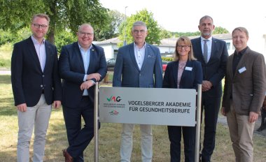 Erster Kreisbeigeordneter Dr. Jens Mischak, Bürgermeister Stephan Paule, Landrat Manfred Görig, Schulleiterin Karen Heipel, Geschäftsführer Volker Röhrig und Schulleiter Thomas Müller (von links) bei der feierlichen Einweihung der Vogelsberger Akademie für Gesundheitsberufe.