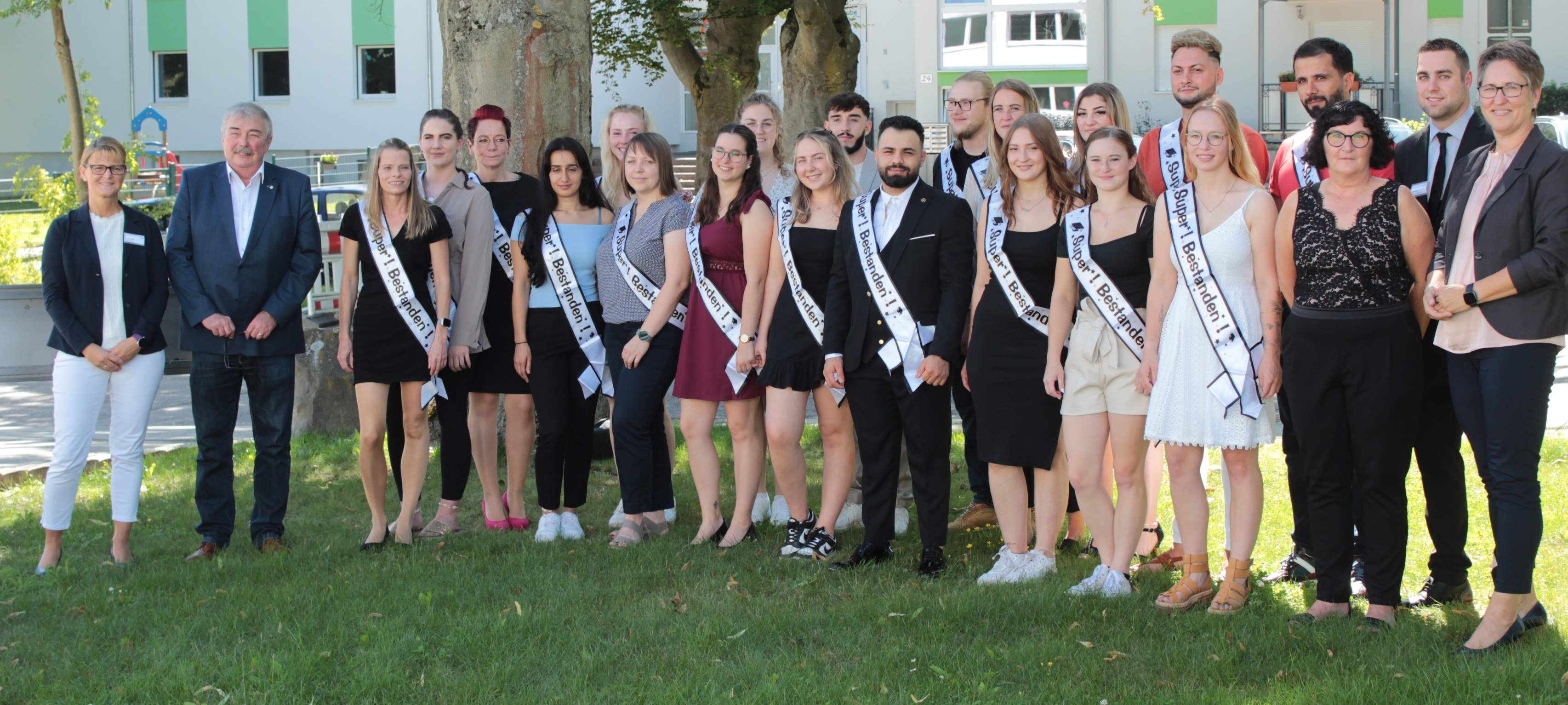 Erleichterung bei einem besonderen Jahrgang: Im ersten Ausbildungskurs, der nach dem neuen Pflegeberufegesetz unterrichtet wurde, haben alle 18 Absolventen ihr Examen bestanden und können die Glückwünsche von Schulleiterin Karen Heipel und Kreisbeigeordnetem Hans-Jürgen Herbst (links) sowie Andrea Rubenbauer (Koordinatorin Schule und Ausbildung der Eichhof-Stiftung), Klassenlehrer Henrik Seel und der Alsfelder Pflegedienstleiterin Beate Tanneberger (rechte Seite von links) entgegennehmen. 