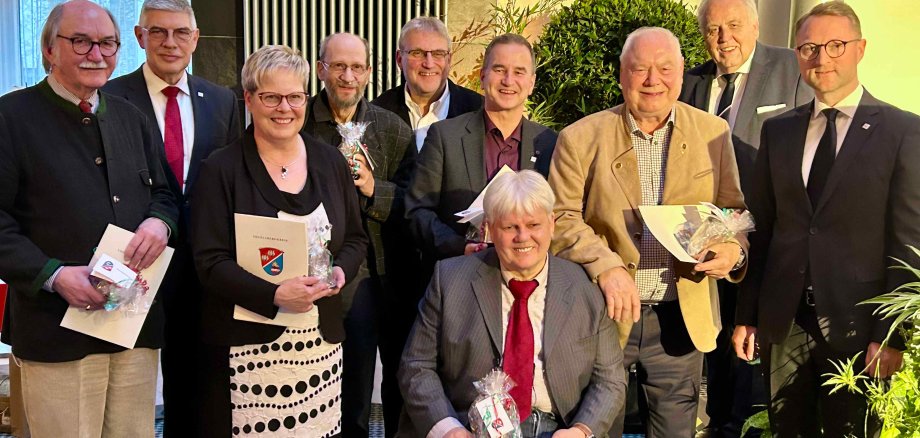 Erhielten für 15 Jahre kommunalpolitisches Engagement von Landrat Manfred Görig (Zweiter von links), Ersten Kreisbeigeordneten Dr. Jens Mischak (von rechts) und Kreistagsvorsitzenden Dr. Hans Heuser, den Ehrenbecher in Verbindung mit der silbernen Anstecknadel: Rainer-Hans Vollmöller (von links), Iris Schmidt, Michael Riese, Ulrich Höhn, Lothar Bott, Harald Bönsel, und Helmut Freudenreich.