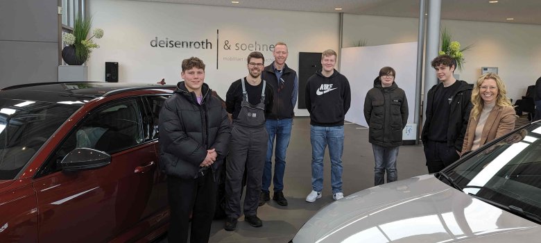 Der Rundgang endet im Audi-Showroom mit einem Blick in die modernen Audi-Modelle. Katharina Schmitt, Personalreferentin, Sebastian Muhl (Dritter von links), Serviceleiter, und Auszubildender Georg (Zweiter von links), bedanken sich bei Kevin (von rechts), Luca, Kevin und Nikita für das Interesse am Betrieb und freuen sich auf ein mögliches Wiedersehen im Bewerbungsverfahren. 