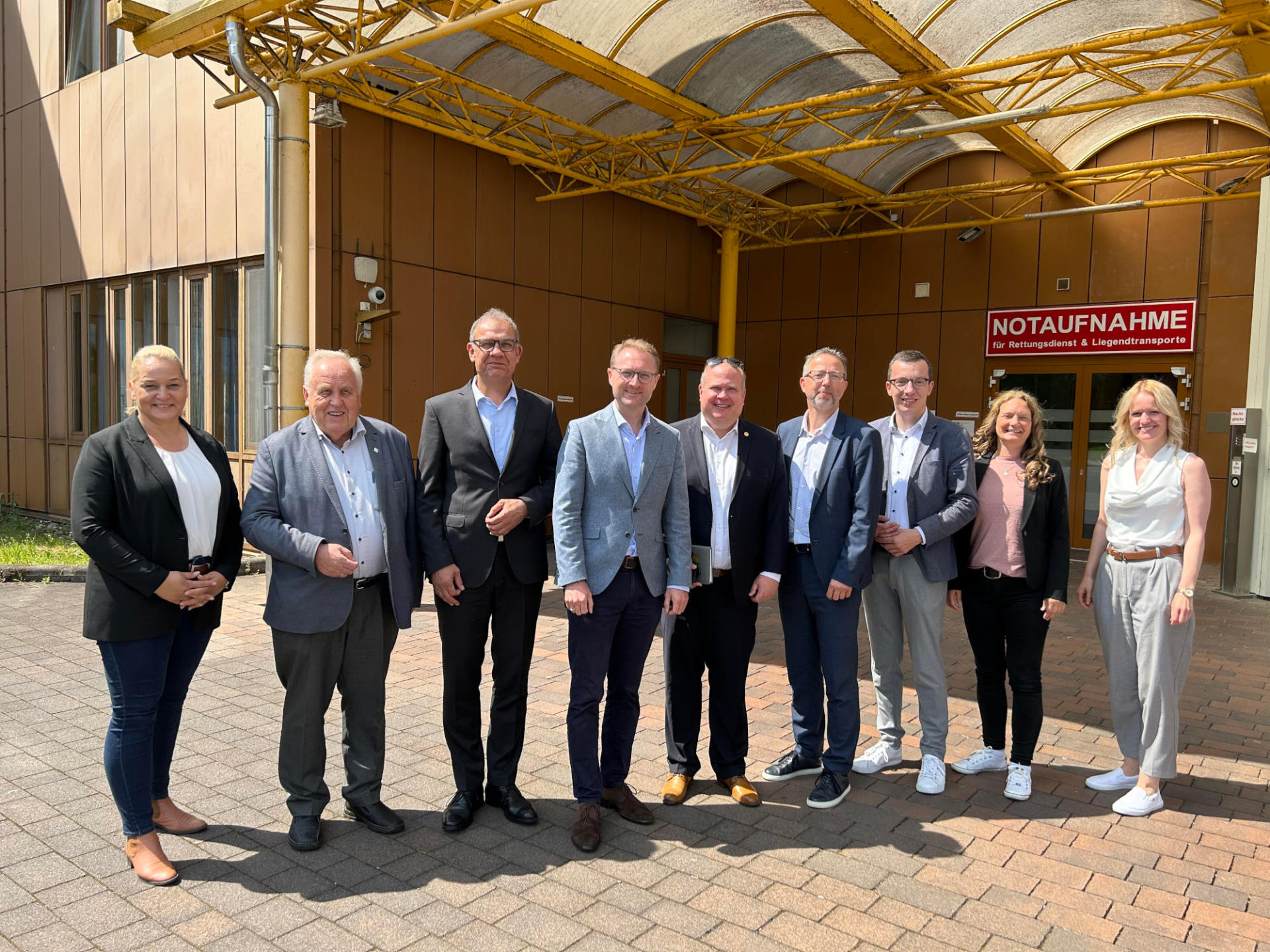 Über die geplanten Klinik-Neubauten in Alsfeld und im Partnerkreis Oberhavel tauschten sich Dezernentin Nancy Klatt, Kreistagsvorsitzender Dr. Hans Heuser, Krankenhaus-Geschäftsführer Volker Röhrig, Landrat Dr. Jens Mischak, Bürgermeister Stephan Paule, Landrat Alexander Tönnies, Erster Kreisbeigeordneter Patrick Krug, Dezernentin Katja Hermann und Referentin Sylvana Bedbur (von links) aus.