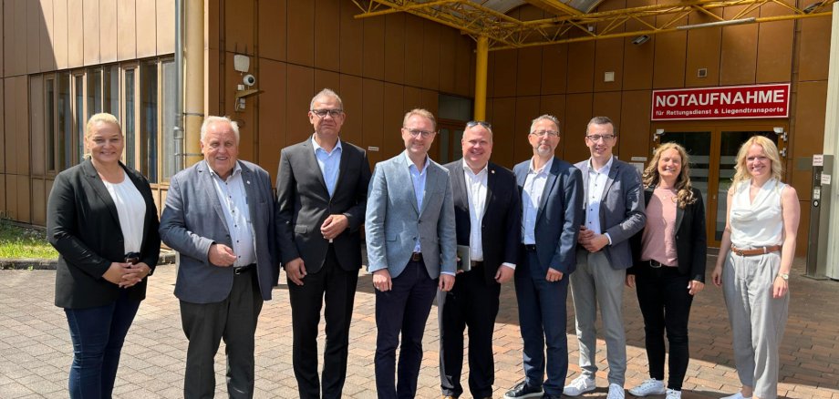 Über die geplanten Klinik-Neubauten in Alsfeld und im Partnerkreis Oberhavel tauschten sich Dezernentin Nancy Klatt, Kreistagsvorsitzender Dr. Hans Heuser, Krankenhaus-Geschäftsführer Volker Röhrig, Landrat Dr. Jens Mischak, Bürgermeister Stephan Paule, Landrat Alexander Tönnies, Erster Kreisbeigeordneter Patrick Krug, Dezernentin Katja Hermann und Referentin Sylvana Bedbur (von links) aus.