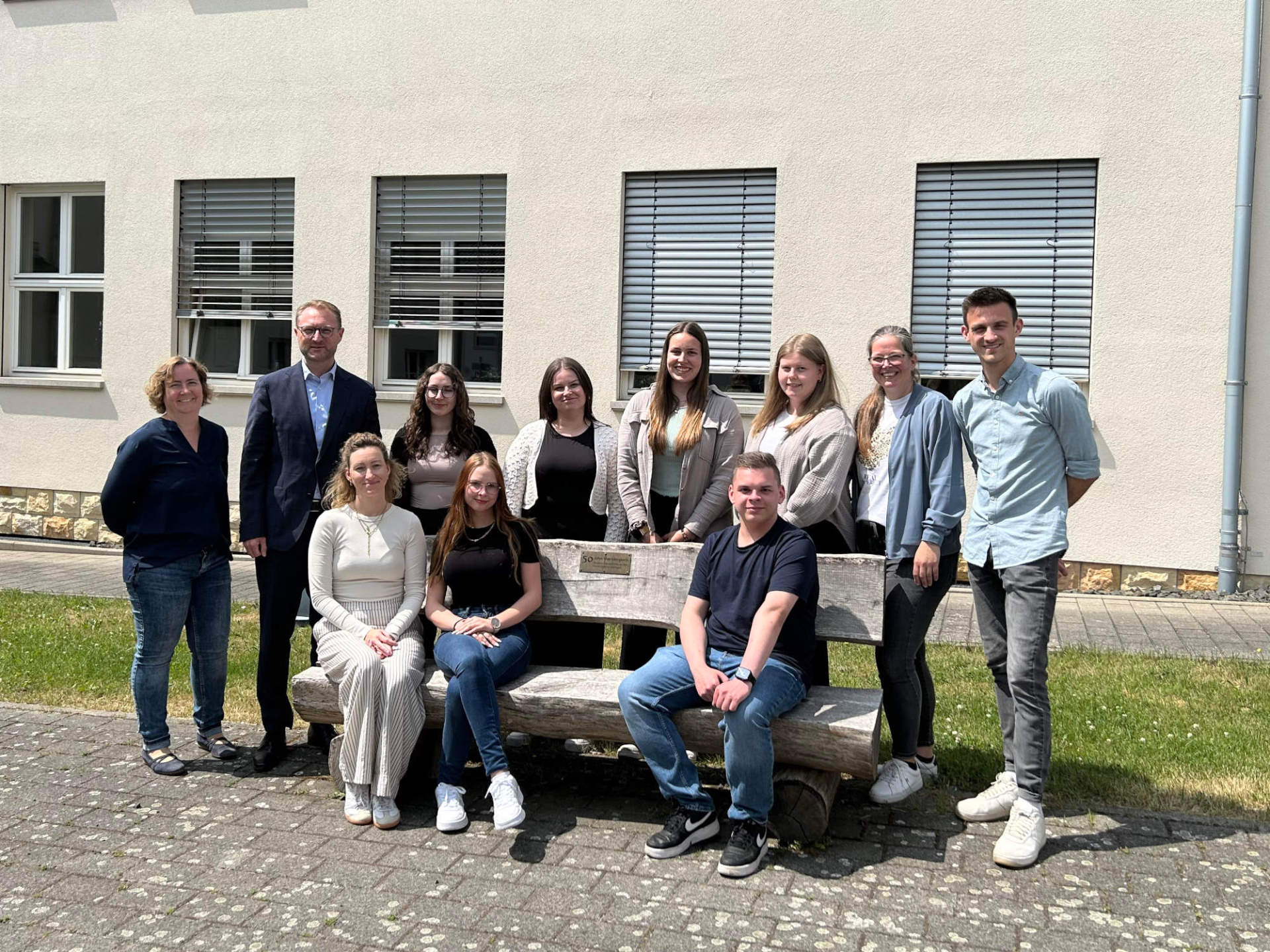 Gruppenbild an einer Holzbank.