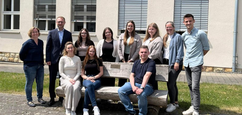 Gruppenbild an einer Holzbank.