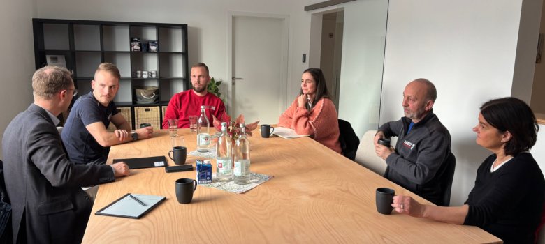 Einblick in moderne Gebäudesysteme: Landrat Dr. Jens Mischak (von links) im Gespräch mit Malte und Moritz Narz, Kathrin Janisch, Gerold Narz und Bürgermeisterin Astrid Staubach.