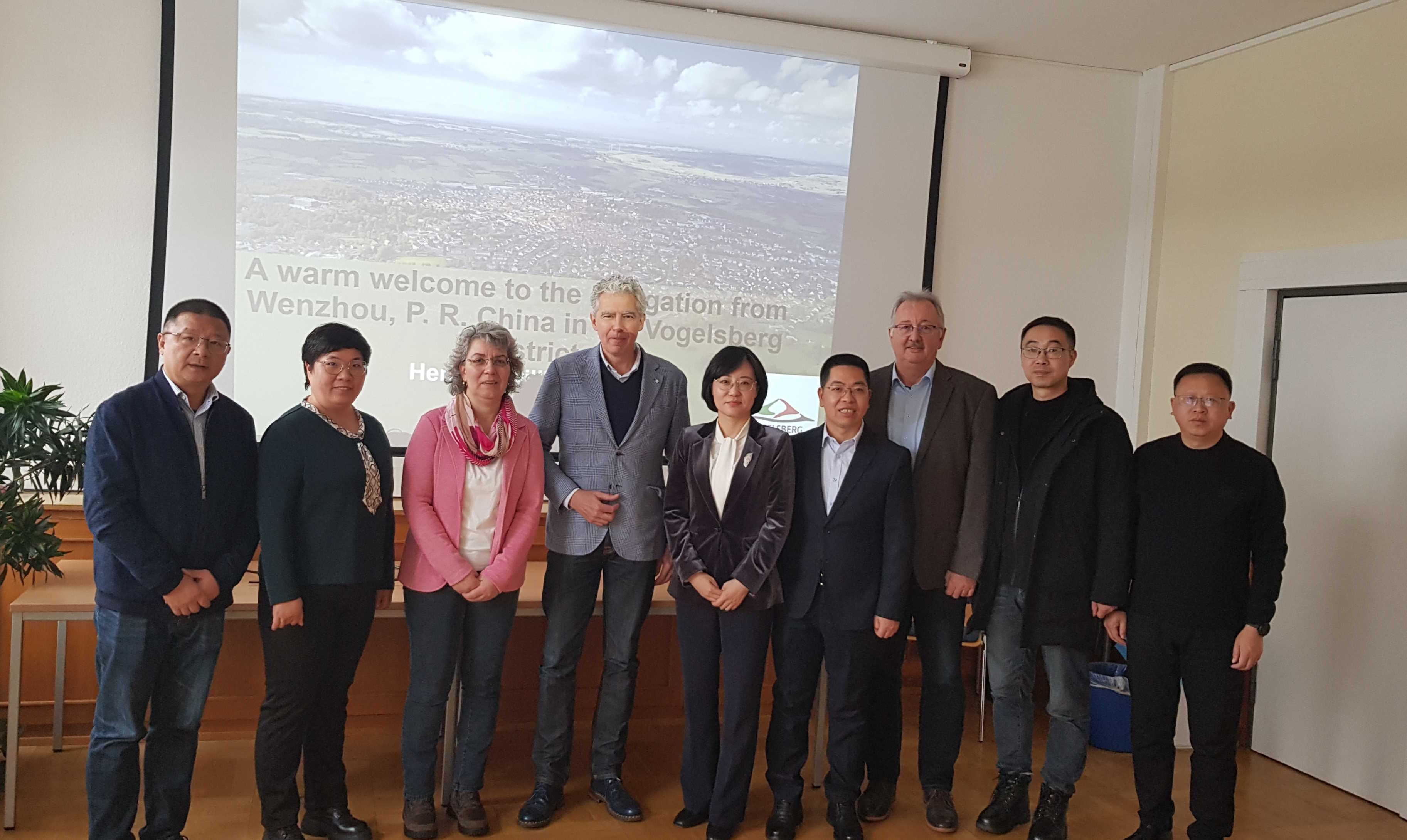 Die Delegation zu Gast auf dem Betrieb der Familie Kornmann in Zell: Betriebsleiter Andreas Kornmann beantwortet Fragen zur Zucht und Mast von Schweinen.
