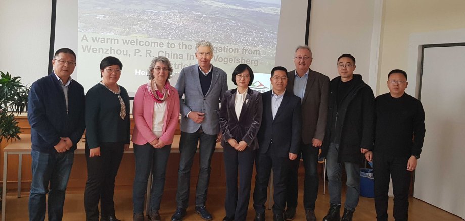 Die Delegation zu Gast auf dem Betrieb der Familie Kornmann in Zell: Betriebsleiter Andreas Kornmann beantwortet Fragen zur Zucht und Mast von Schweinen.
