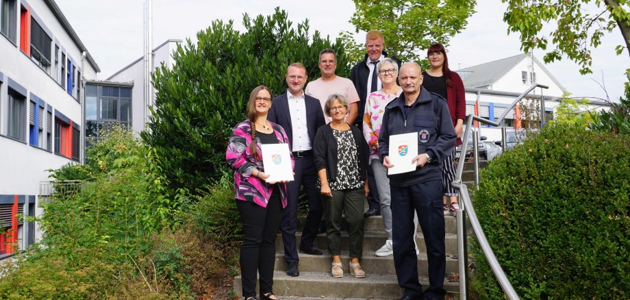 Erster Kreisbeigeordneter Dr. Jens Mischak (Zweiter von links), gratuliert Melanie Kokel (links) und Martin Helm (vorne rechts) gemeinsam mit Christian Stapler (von links), Ute Krummeich, Jürgen Schad, Heidrun Bass, und Antonia Schäfer, zum 25-jährigen Dienstjubiläum.