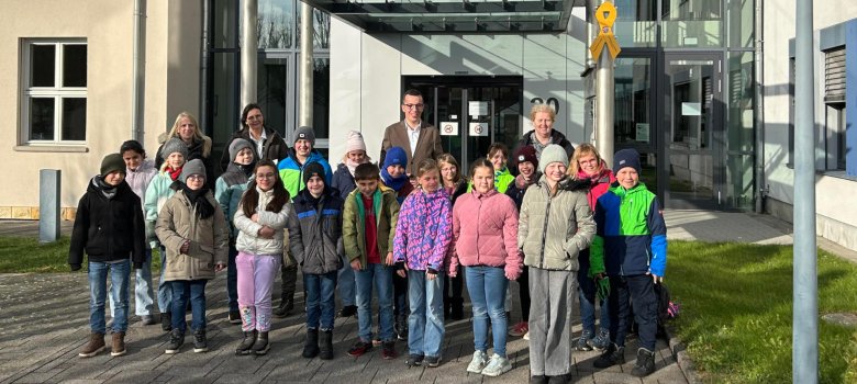 Erster Kreisbeigeordneter und Schuldezernent Patrick Krug (hinten, Mitte) empfängt die 4a und die 4b der Cornelia-Funke-Schule in Schwalmtal. Gemeinsam mit den Klassenlehrerinnen Pia Kreuder (hinten, rechts) und Andrea Hausmann (hinten, von links) sowie Teilhabeassistentin Lotte Duchardt waren die wissbegierigen Schwalmtaler in der Kreisverwaltung zu Gast.