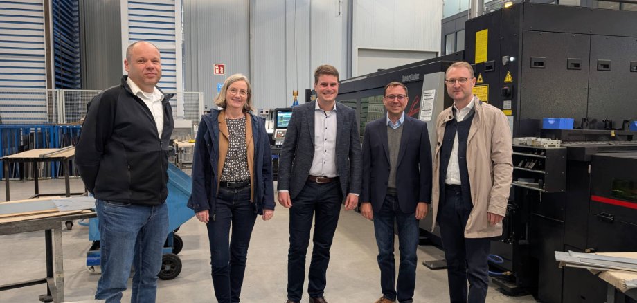Landrat und Wirtschaftsdezernent Dr. Jens Mischak (von rechts) mit den Geschäftsführern Alexander und Markus Tacke, Andrea Ortstadt von der Wirtschaftsförderung des Vogelsbergkreises, und Marcel Selle, Werksleiter am Produktionsstandort, in der 2023 in Betrieb gegangenen Halle. Mit ihr haben sich zusätzliche Möglichkeiten in der Metallverarbeitung eröffnet.