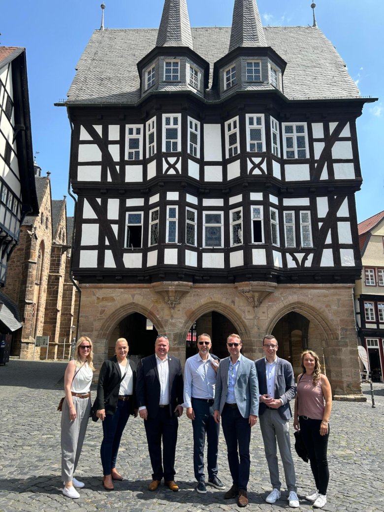 Ein Rundgang durch die historische Altstadt steht beim Besuch der Delegation aus Oberhavel ebenfalls auf dem Programm. Von links: Sylvana Bedbur, Nancy Klatt, Bürgermeister Stephan Paule, Landrat Alexander Tönnies, Landrat Dr. Jens Mischak, Erster Kreisbeigeordneter Patrick Krug und Katja Hermann.