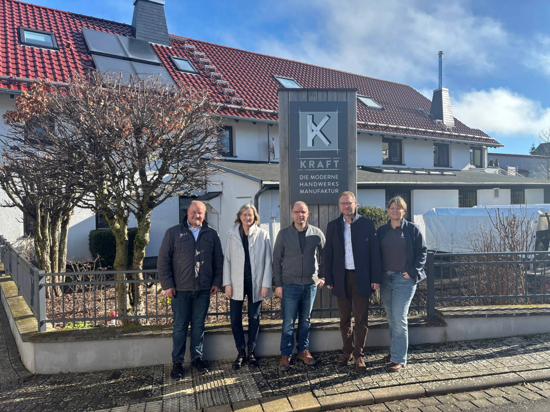 Landrat und Wirtschaftsdezernent Dr. Jens Mischak (zweiter von rechts) zu Gast bei der Holzmanufaktur Schreinerei Kraft. Gemeinsam mit Dr. Steffen Scharmann (von links), Bürgermeister der Stadt Ulrichstein, und Andrea Ortstadt von der Wirtschaftsförderung des Vogelsbergkreises wird er dort von Rebekka und Timo Kraft empfangen.