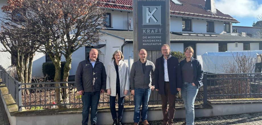 Landrat und Wirtschaftsdezernent Dr. Jens Mischak (zweiter von rechts) zu Gast bei der Holzmanufaktur Schreinerei Kraft. Gemeinsam mit Dr. Steffen Scharmann (von links), Bürgermeister der Stadt Ulrichstein, und Andrea Ortstadt von der Wirtschaftsförderung des Vogelsbergkreises wird er dort von Rebekka und Timo Kraft empfangen.