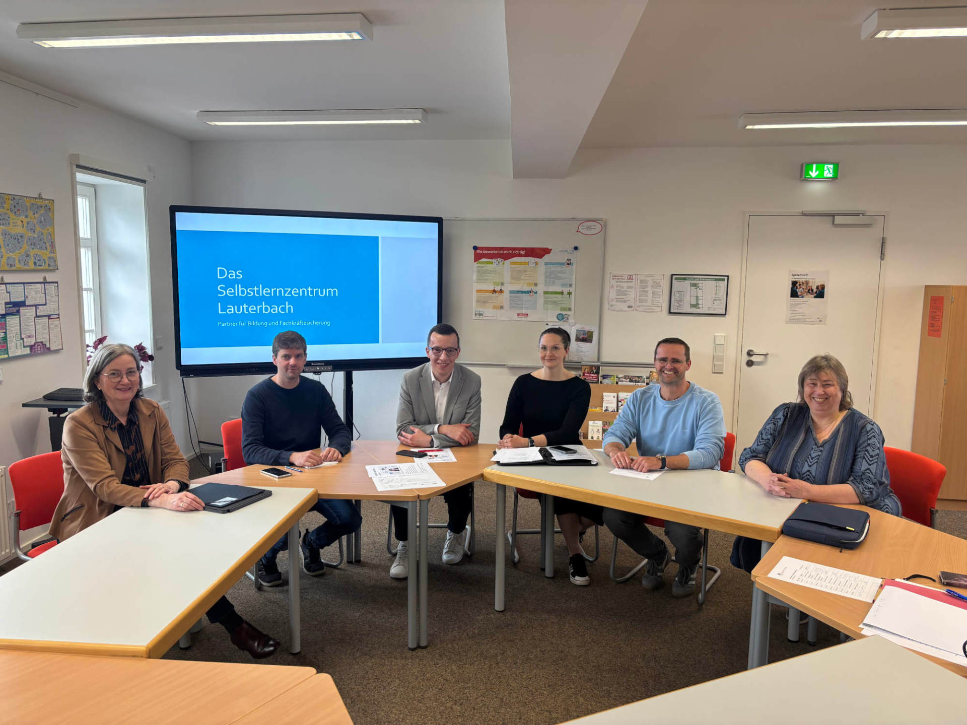 Vor-Ort-Termin im Selbstlernzentrum: Erster Kreisbeigeordneter und vhs-Dezernent Patrick Krug (dritter von links) gemeinsam mit Lernberater Peter Seelbach (zweiter von links), Andrea Ortstadt von der Wirtschaftsförderung des Vogelsbergkreises (von links), Lilli Pepler, Projektkoordinatorin „Passgenaue Besetzung & Willkommenslotsen“ von der Vogelsberger Kreishandwerkerschaft, Martin Rahner, stellvertretender Schulleiter der Vogelsbergschule in Lauterbach, und Monika Wüllner, in der Volkshochschule als Koordinatorin für den Hessencampus zuständig, im Nachgang zur Sitzung der Steuerungsgruppe Hessencampus.